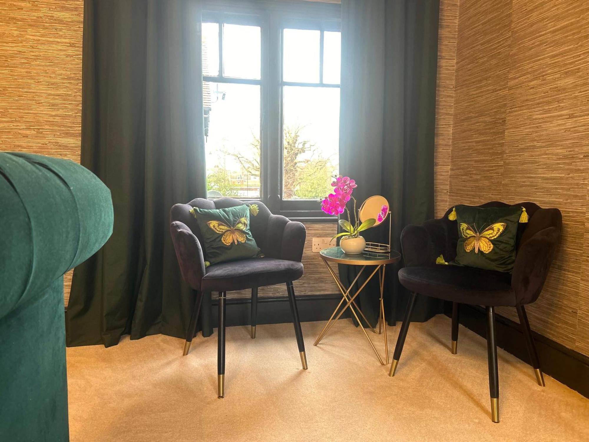 Park View Is A Beautiful Whole Entire House Close To Town Centre, Sleeps 8 In 4 Rooms, 2 Doubles And 4 Single Beds With 2 Shower Rooms, Available For Holidays, Insurance Stays, Trades People, Contractors, Pets Welcome Wisbech Luaran gambar
