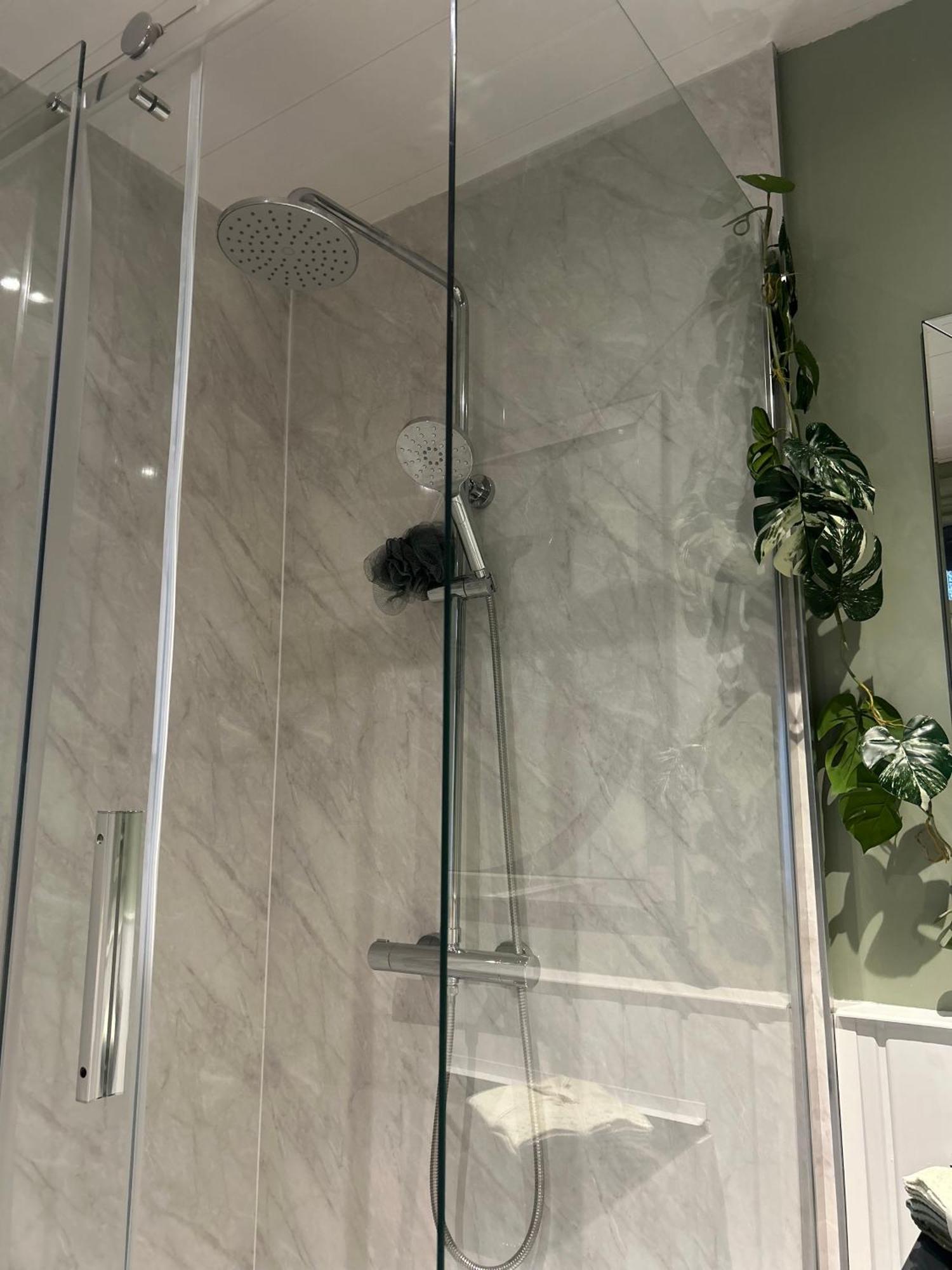 Park View Is A Beautiful Whole Entire House Close To Town Centre, Sleeps 8 In 4 Rooms, 2 Doubles And 4 Single Beds With 2 Shower Rooms, Available For Holidays, Insurance Stays, Trades People, Contractors, Pets Welcome Wisbech Luaran gambar