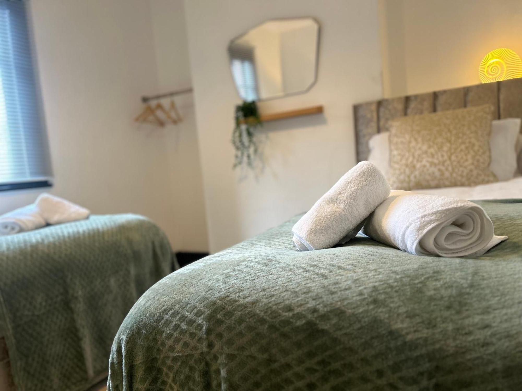 Park View Is A Beautiful Whole Entire House Close To Town Centre, Sleeps 8 In 4 Rooms, 2 Doubles And 4 Single Beds With 2 Shower Rooms, Available For Holidays, Insurance Stays, Trades People, Contractors, Pets Welcome Wisbech Luaran gambar