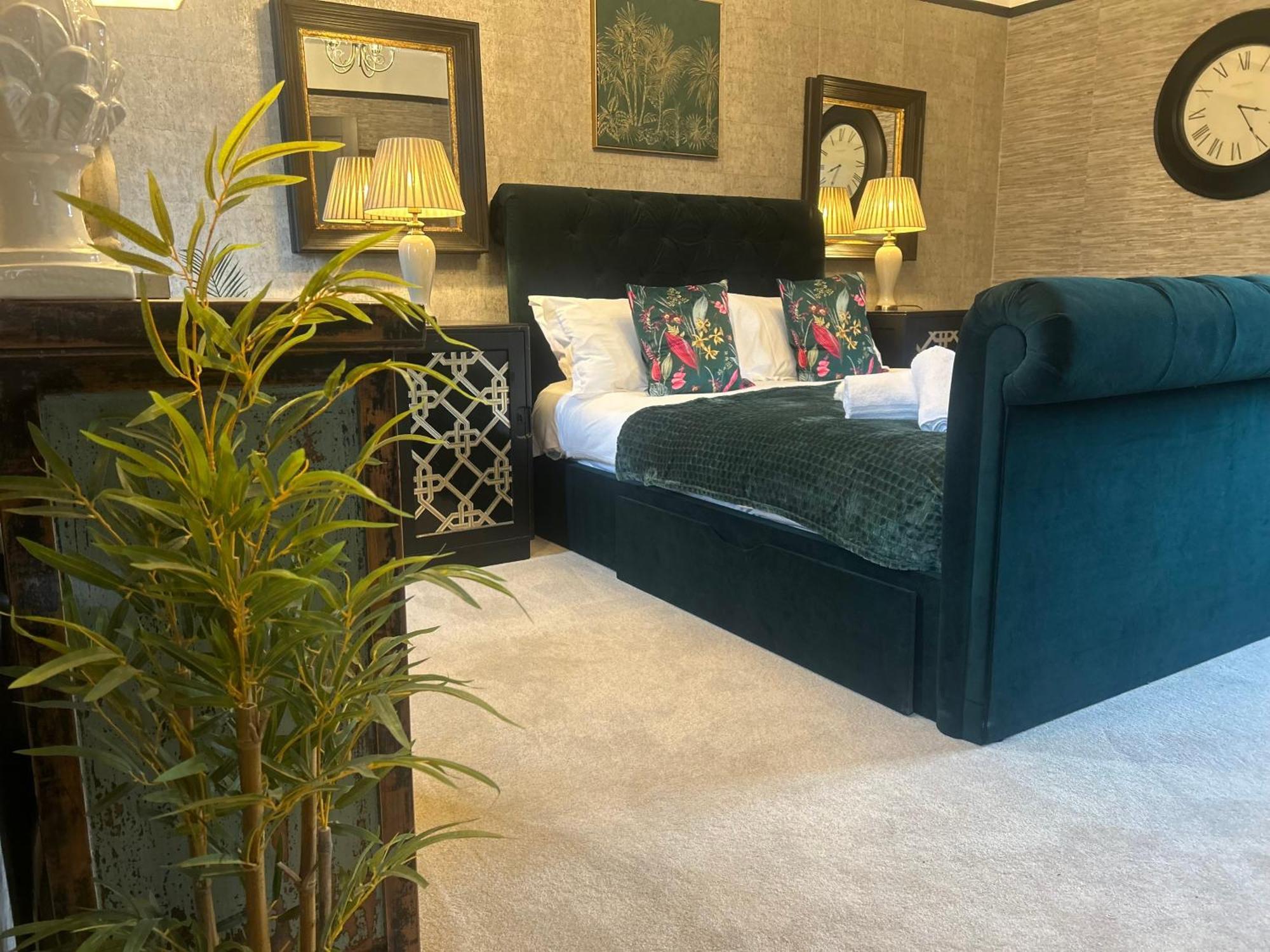 Park View Is A Beautiful Whole Entire House Close To Town Centre, Sleeps 8 In 4 Rooms, 2 Doubles And 4 Single Beds With 2 Shower Rooms, Available For Holidays, Insurance Stays, Trades People, Contractors, Pets Welcome Wisbech Luaran gambar