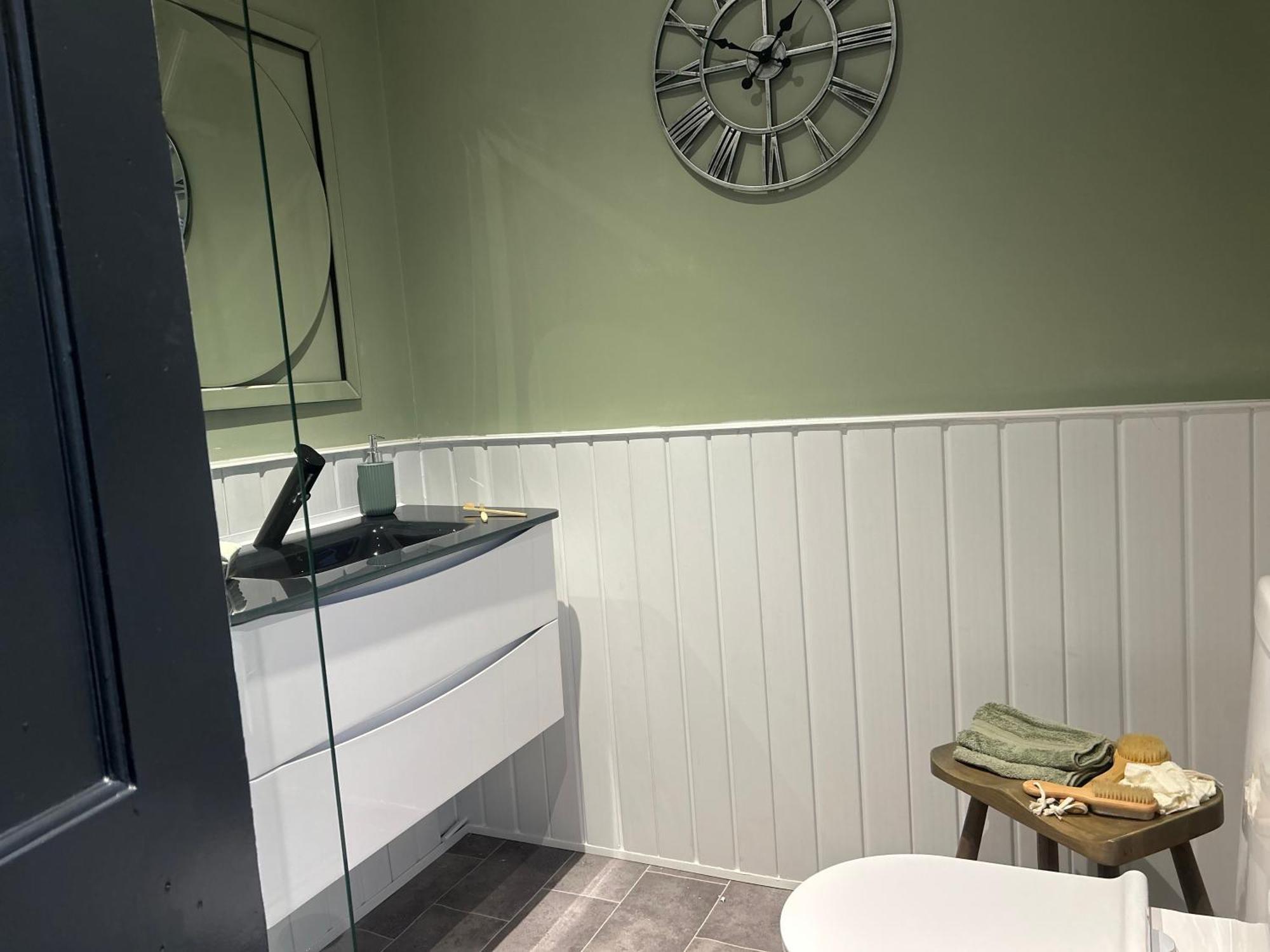 Park View Is A Beautiful Whole Entire House Close To Town Centre, Sleeps 8 In 4 Rooms, 2 Doubles And 4 Single Beds With 2 Shower Rooms, Available For Holidays, Insurance Stays, Trades People, Contractors, Pets Welcome Wisbech Luaran gambar