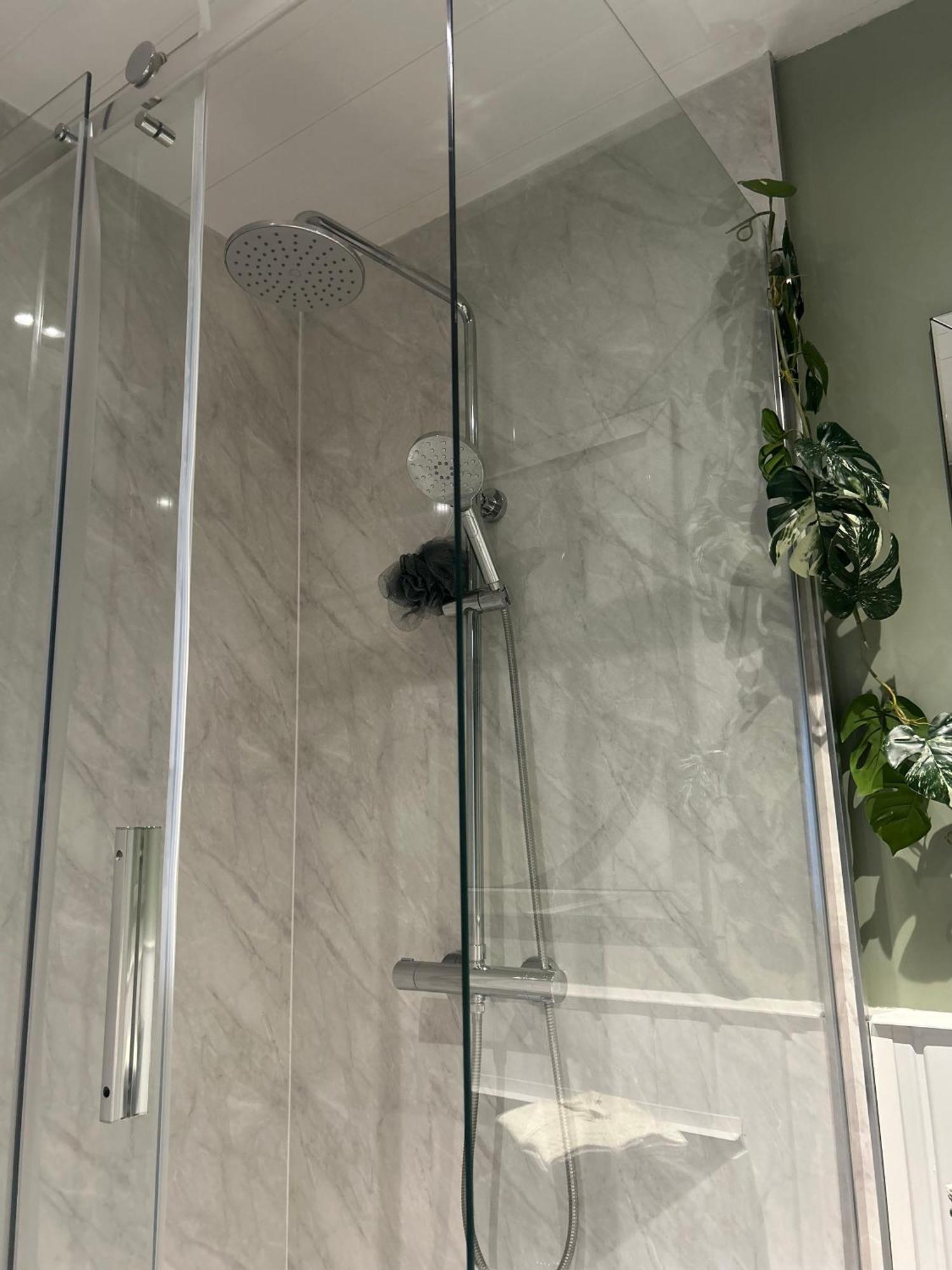 Park View Is A Beautiful Whole Entire House Close To Town Centre, Sleeps 8 In 4 Rooms, 2 Doubles And 4 Single Beds With 2 Shower Rooms, Available For Holidays, Insurance Stays, Trades People, Contractors, Pets Welcome Wisbech Luaran gambar