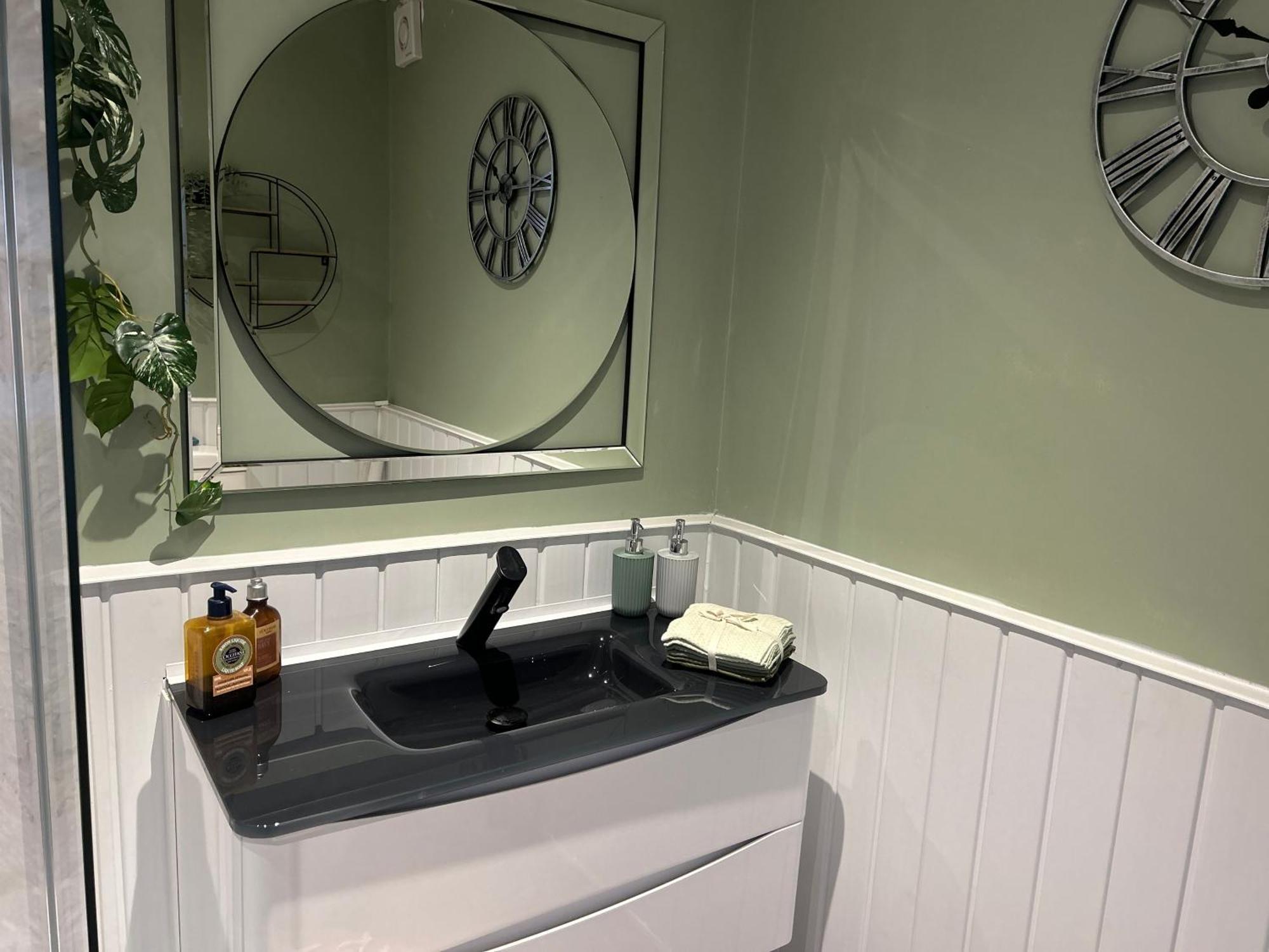 Park View Is A Beautiful Whole Entire House Close To Town Centre, Sleeps 8 In 4 Rooms, 2 Doubles And 4 Single Beds With 2 Shower Rooms, Available For Holidays, Insurance Stays, Trades People, Contractors, Pets Welcome Wisbech Luaran gambar