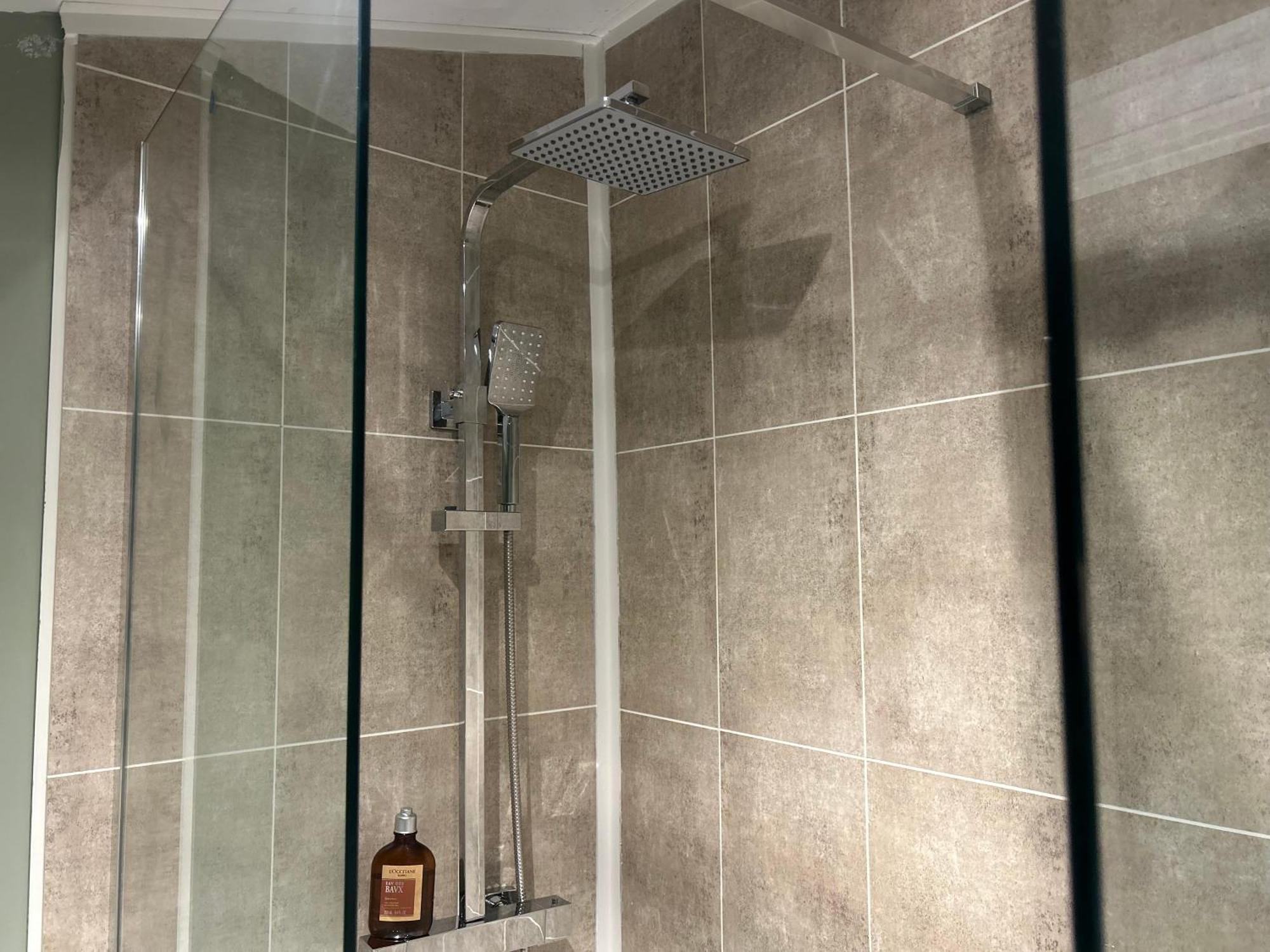 Park View Is A Beautiful Whole Entire House Close To Town Centre, Sleeps 8 In 4 Rooms, 2 Doubles And 4 Single Beds With 2 Shower Rooms, Available For Holidays, Insurance Stays, Trades People, Contractors, Pets Welcome Wisbech Luaran gambar