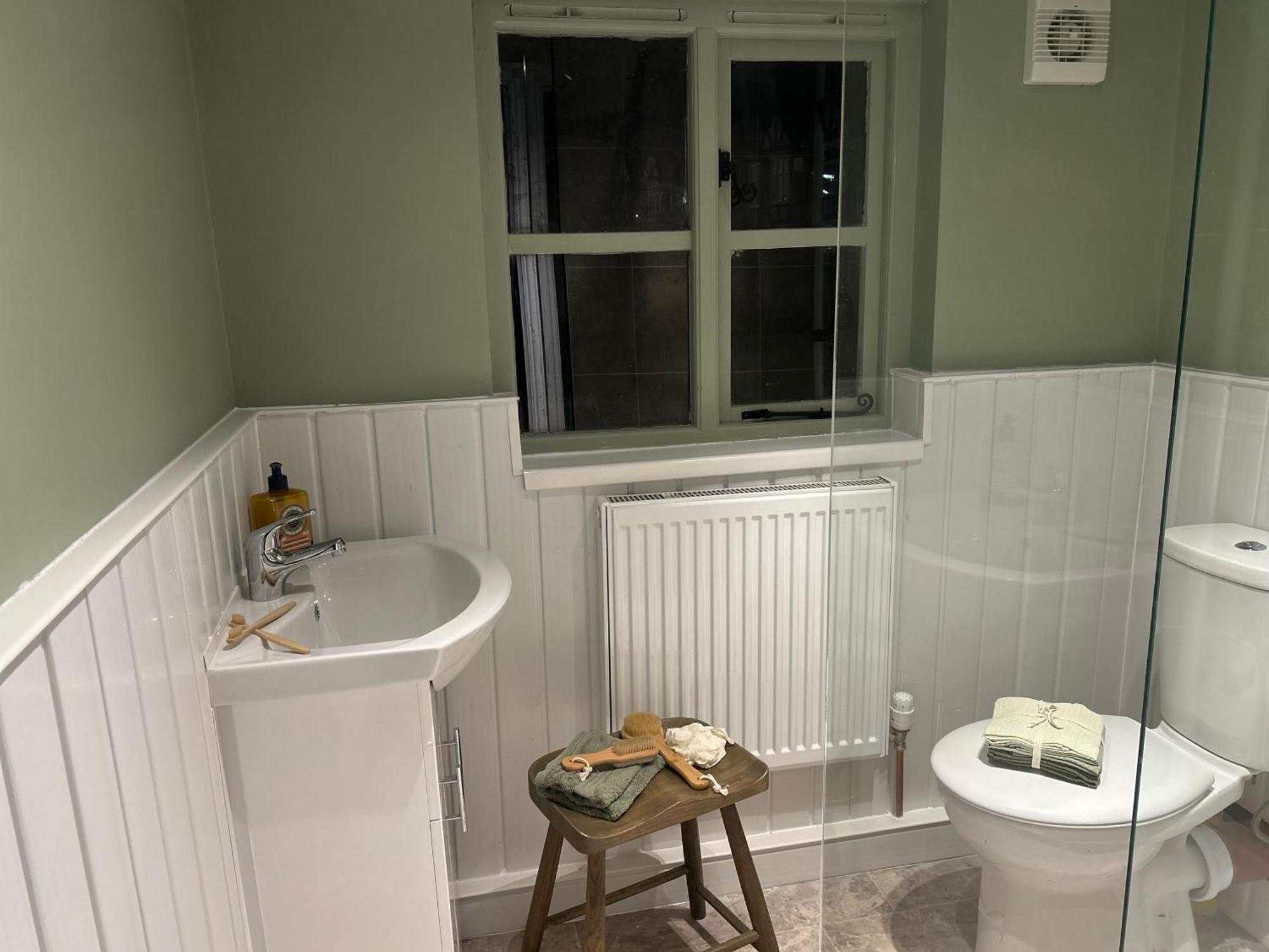 Park View Is A Beautiful Whole Entire House Close To Town Centre, Sleeps 8 In 4 Rooms, 2 Doubles And 4 Single Beds With 2 Shower Rooms, Available For Holidays, Insurance Stays, Trades People, Contractors, Pets Welcome Wisbech Luaran gambar