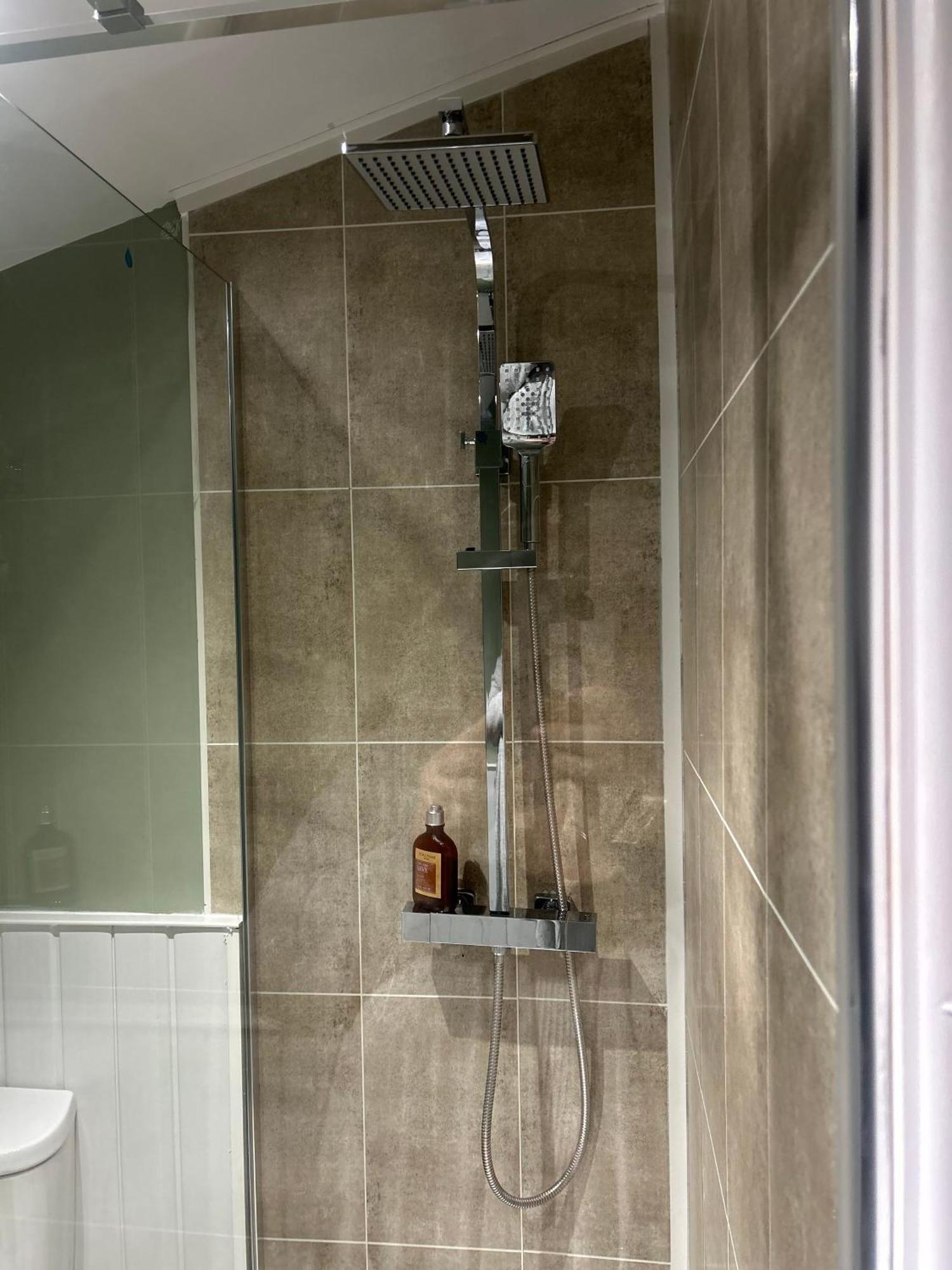 Park View Is A Beautiful Whole Entire House Close To Town Centre, Sleeps 8 In 4 Rooms, 2 Doubles And 4 Single Beds With 2 Shower Rooms, Available For Holidays, Insurance Stays, Trades People, Contractors, Pets Welcome Wisbech Luaran gambar